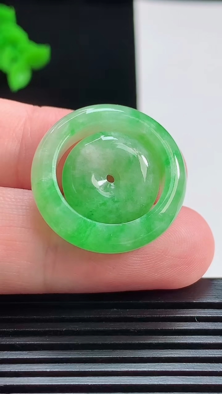 天然A货翡翠玉指环 戒指，平安扣吊坠，尺寸17-5.7-3.6 重:6.56g  h0022026年