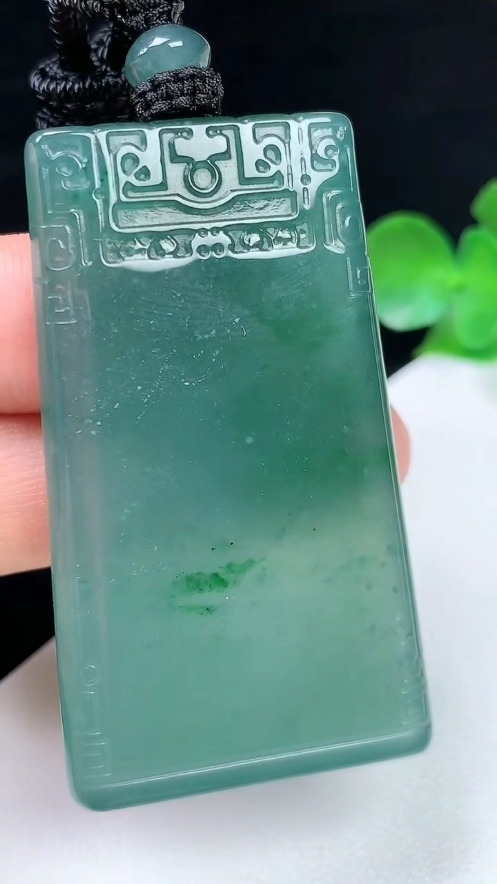天然A货翡翠蓝水仿古无事牌吊坠，尺寸49.5-28-5，重量:24.76g
8月2日
