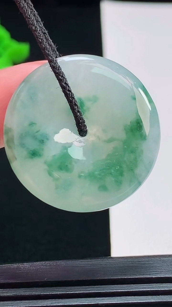 天然A货翡翠飘花平安扣吊坠，尺寸29.6-5.5 重:10.11g  h64
8月2日