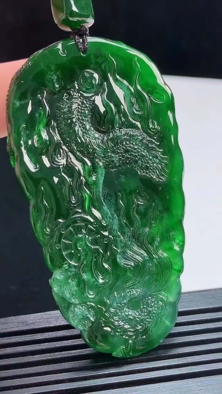 天然A货翡翠龙牌吊坠，尺寸65.5-36-14.5 重量:35.65g
8月2日