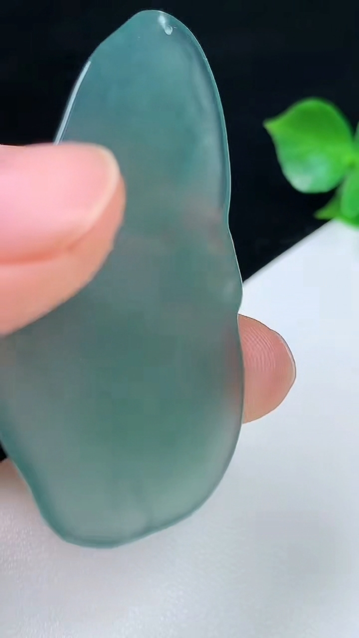 天然A货翡翠蓝水观音头吊坠，尺寸49.7-27.2-4.7，重量:10.57g
8月2日