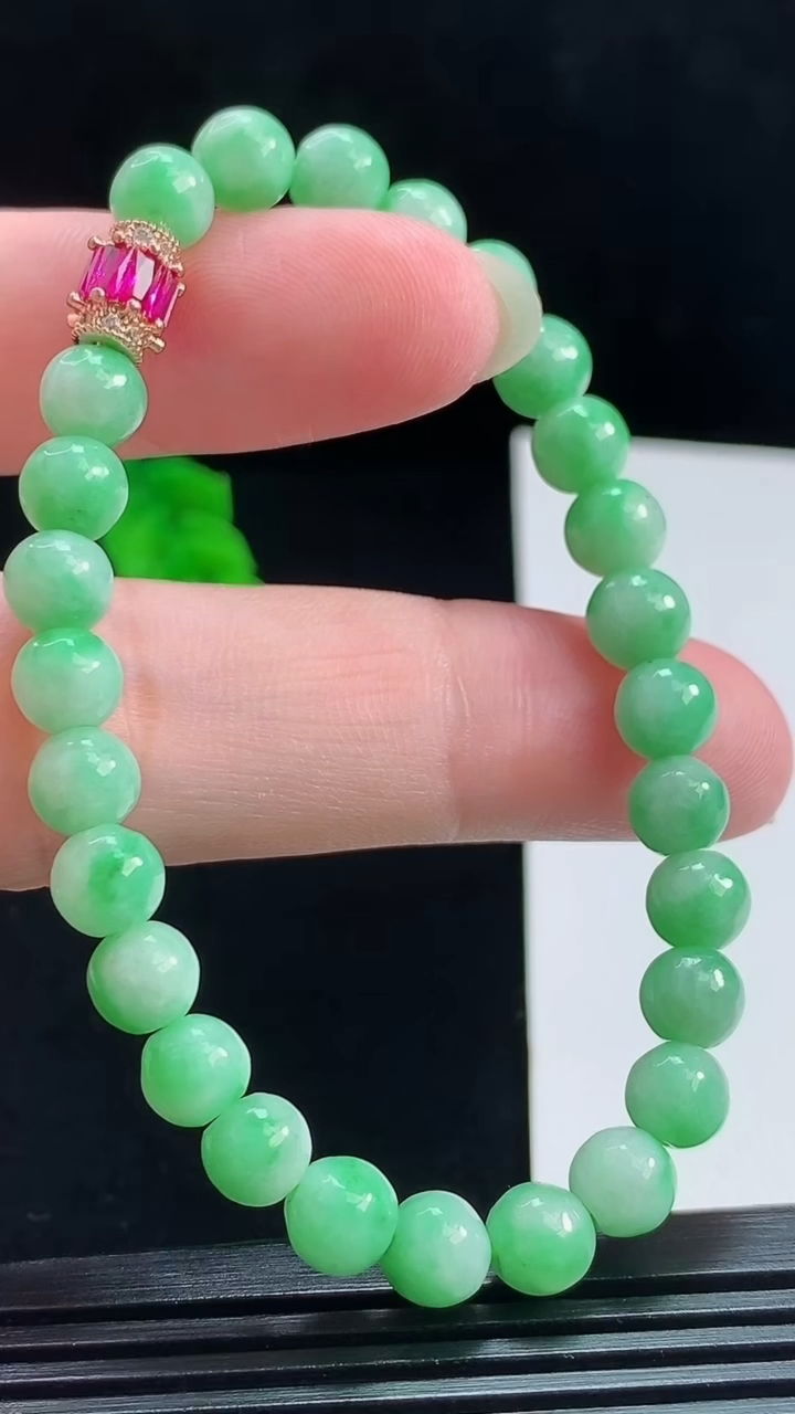 天然A货翡翠圆珠手串，尺寸6.5-27颗 重量:14.82g8月2日
工厂直销收藏佳品,种好水足，色泽均匀，有种有色，上手高大气！