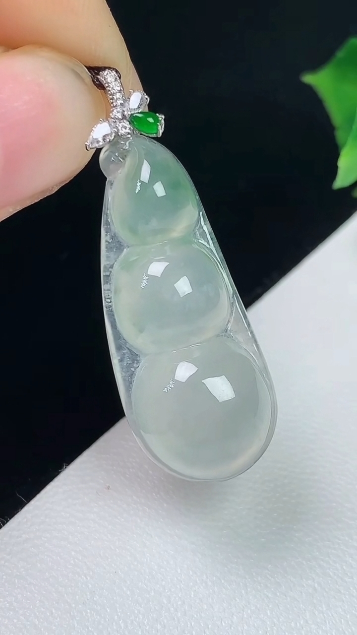 天然A货翡翠福豆吊坠，尺寸35-28.8-12.3-6.5，重量:3.76g
8月2日