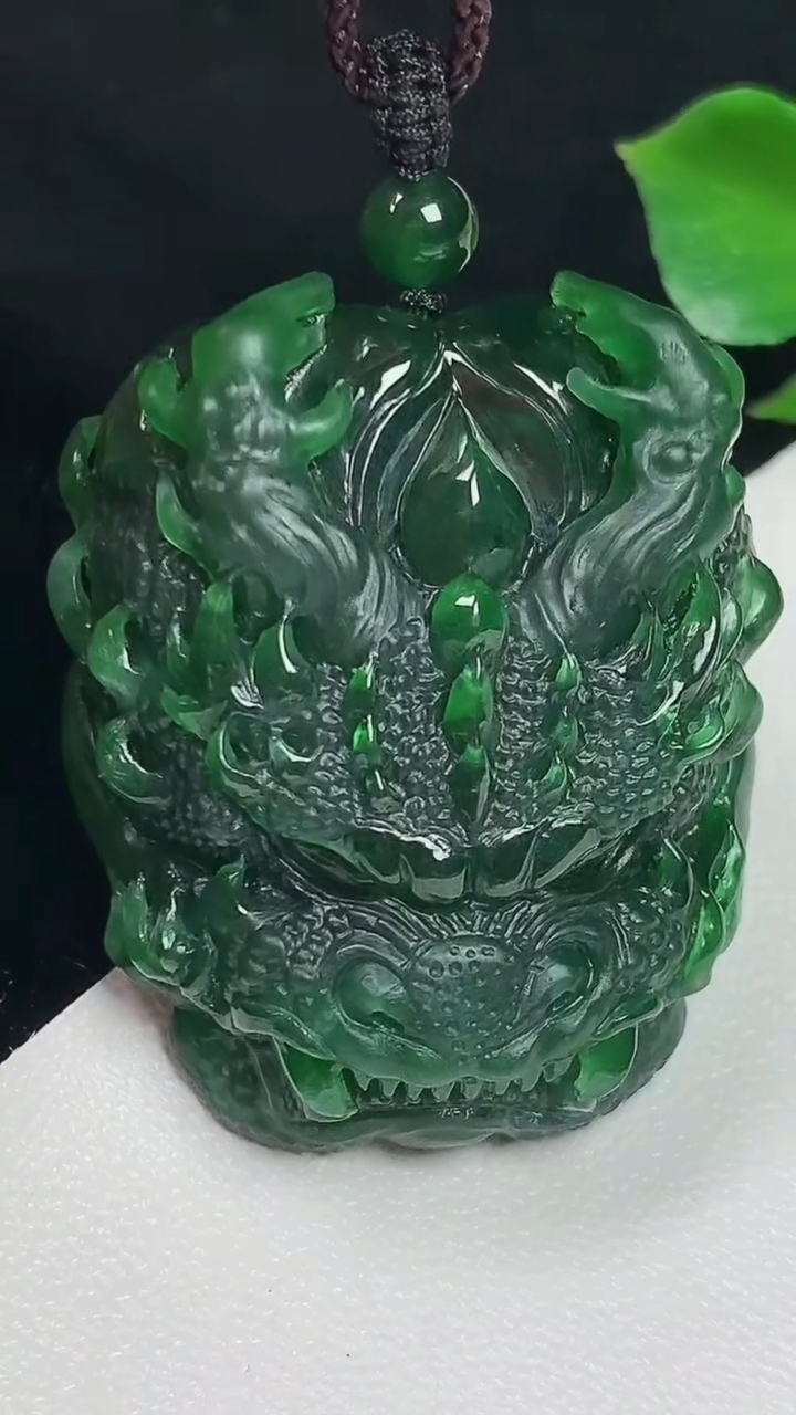 天然A货翡翠龙牌吊坠，尺寸35.7-30.4-12，重量:24.46g
8月2日