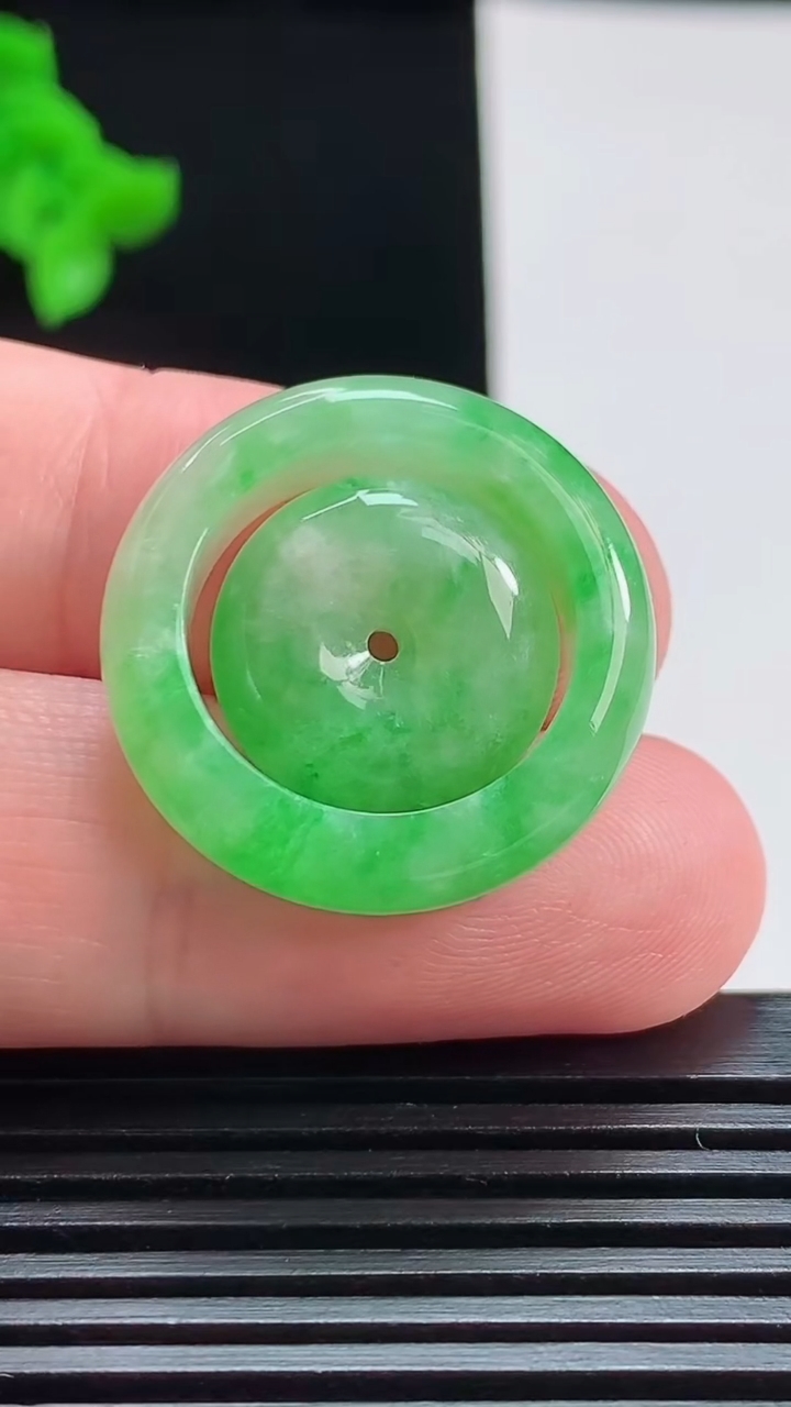 天然A货翡翠玉指环 戒指，平安扣吊坠，尺寸17-5.7-3.6 重:6.56g  h0022026年