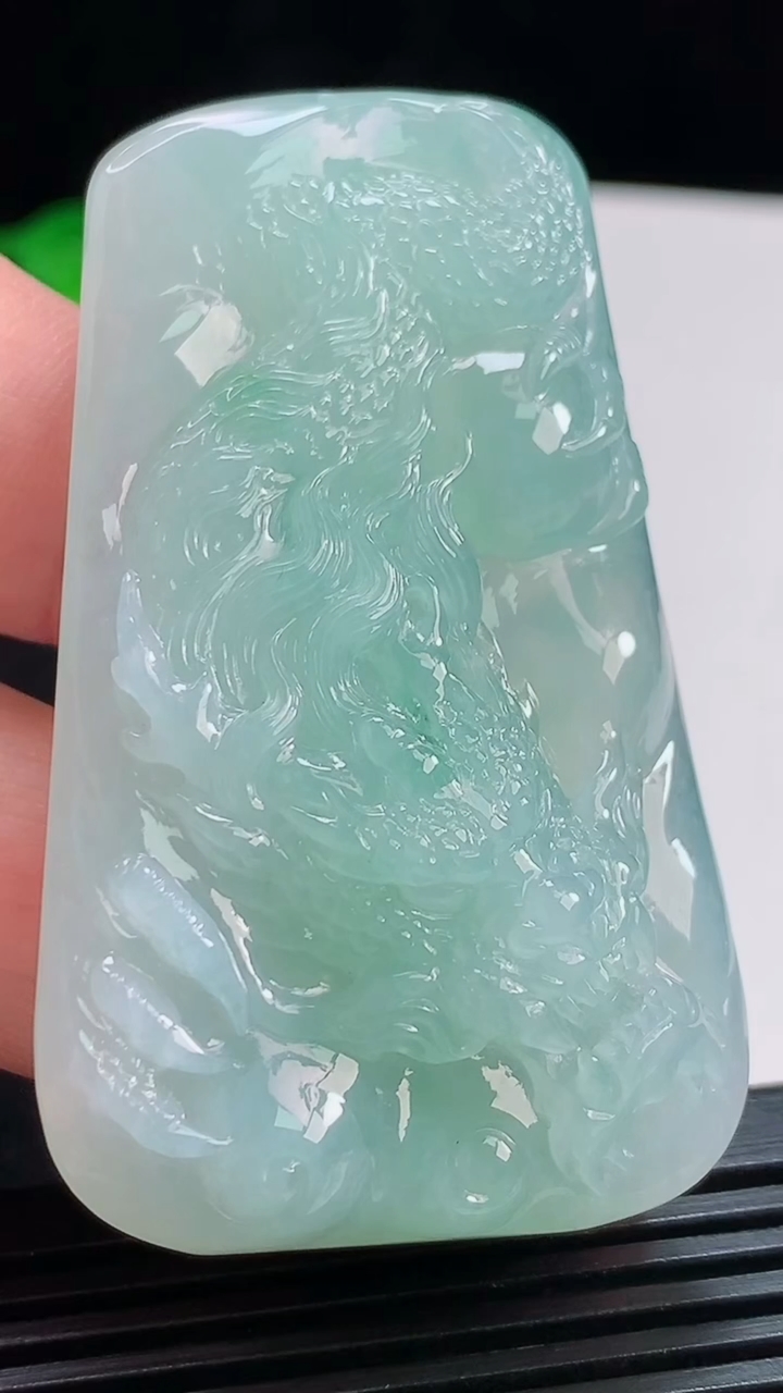 天然A货翡翠龙牌吊坠，尺寸59.3-36-11.6 重量:38.78g
8月2日