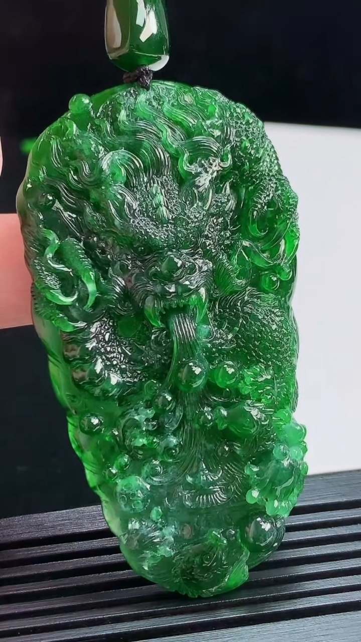 天然A货翡翠龙牌吊坠，尺寸65.5-36-14.5 重量:35.65g
8月2日