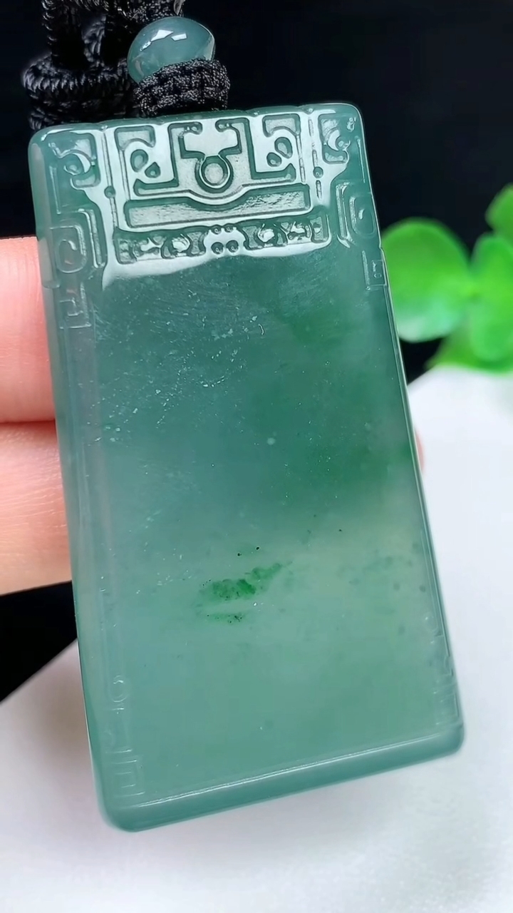 天然A货翡翠蓝水仿古无事牌吊坠，尺寸49.5-28-5，重量:24.76g
8月2日
