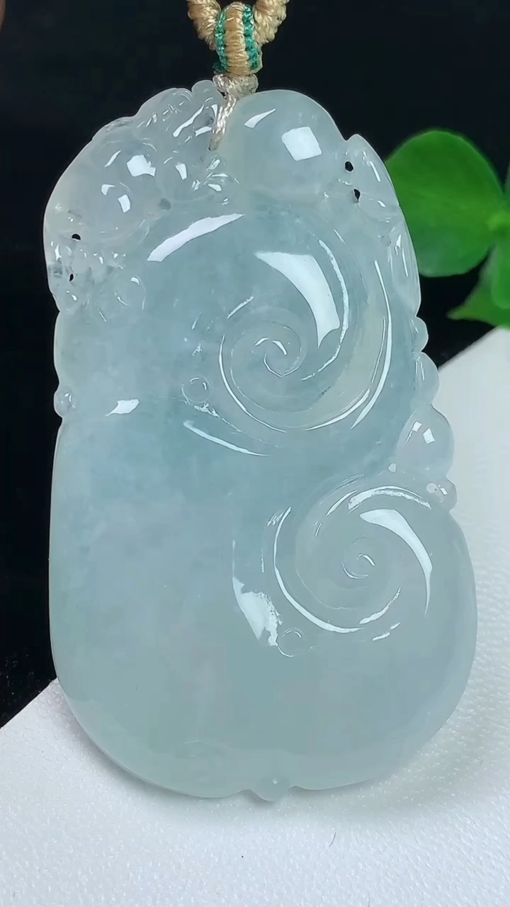 天然A货翡翠白冰如意吊坠，尺寸51.8-31-5.9，重量:22.97g
8月2日
