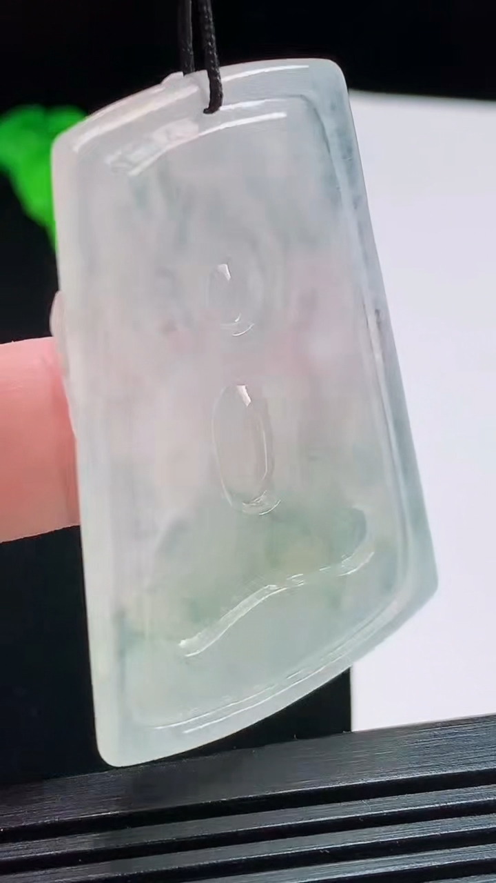 天然A货翡翠千手观音菩萨吊坠，尺寸51.6-35.5-5.5 重量:20.40g
8月2日