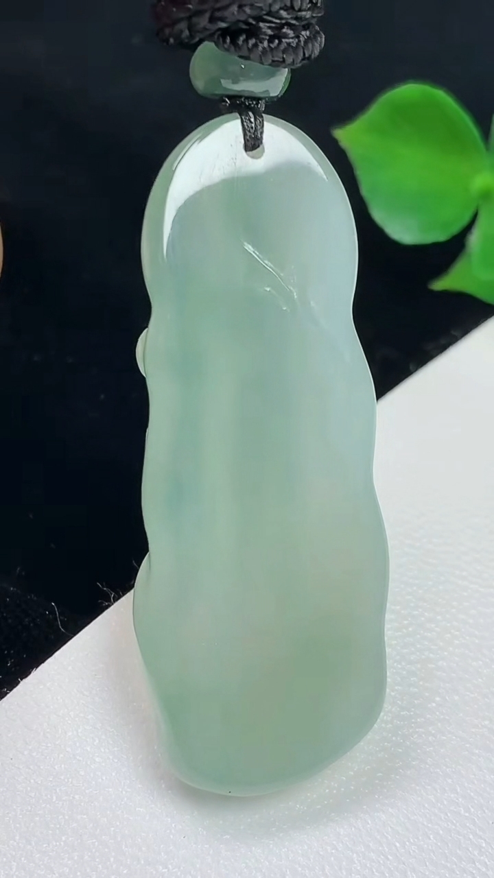 天然A货翡翠观音菩萨吊坠，尺寸42.4-16.2-6.3，重量:13.48g
8月2日