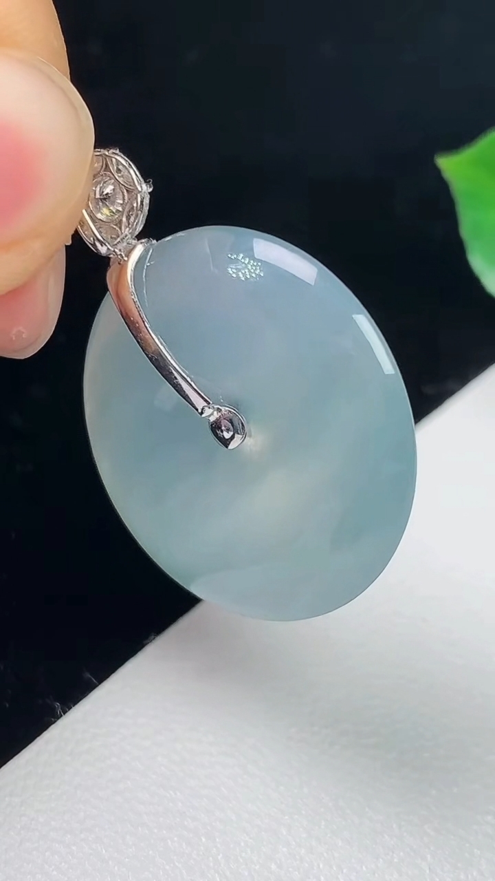 天然A货翡翠白冰平安扣吊坠，尺寸22.9-4.7，重量:5.11g
8月2日