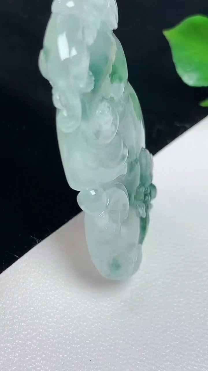 天然A货翡翠飘花如意吊坠，尺寸45.8-24.2-6，重量:13.85g
8月2日