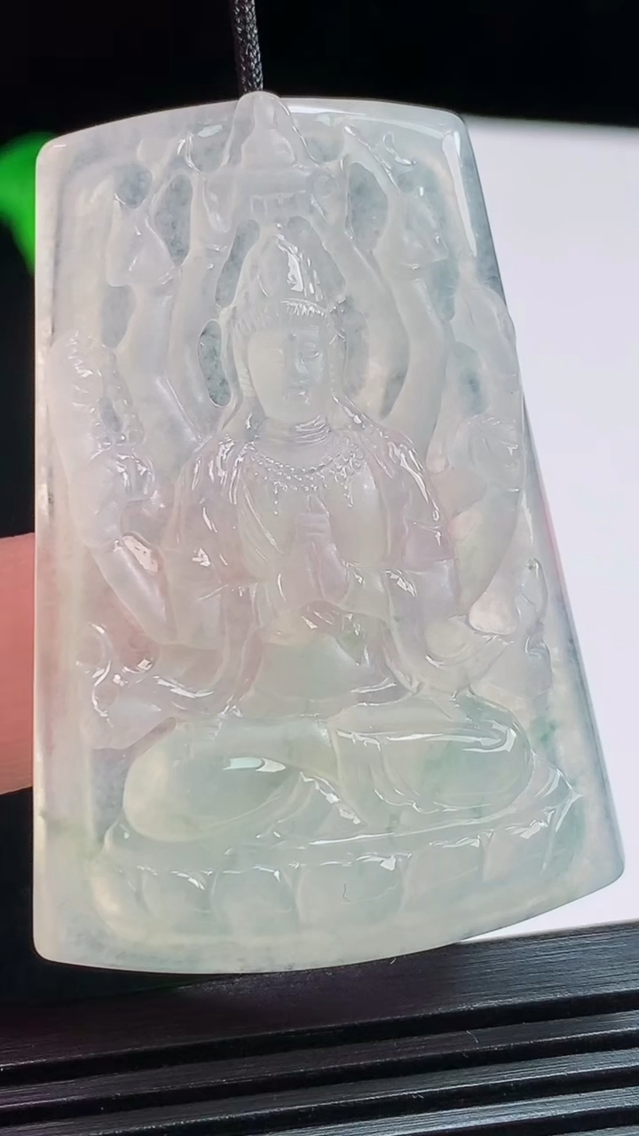 天然A货翡翠千手观音菩萨吊坠，尺寸51.6-35.5-5.5 重量:20.40g
8月2日