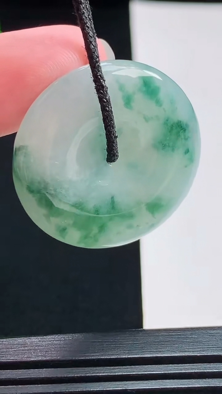 天然A货翡翠飘花平安扣吊坠，尺寸29.6-5.5 重:10.11g  h64
8月2日
