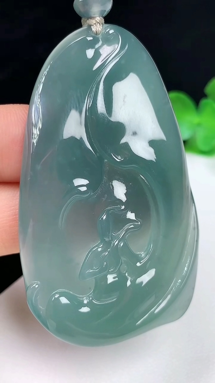 天然A货翡翠蓝水无相观音吊坠，尺寸53.2-31.4-5.3，重量:20.00g
8月2日