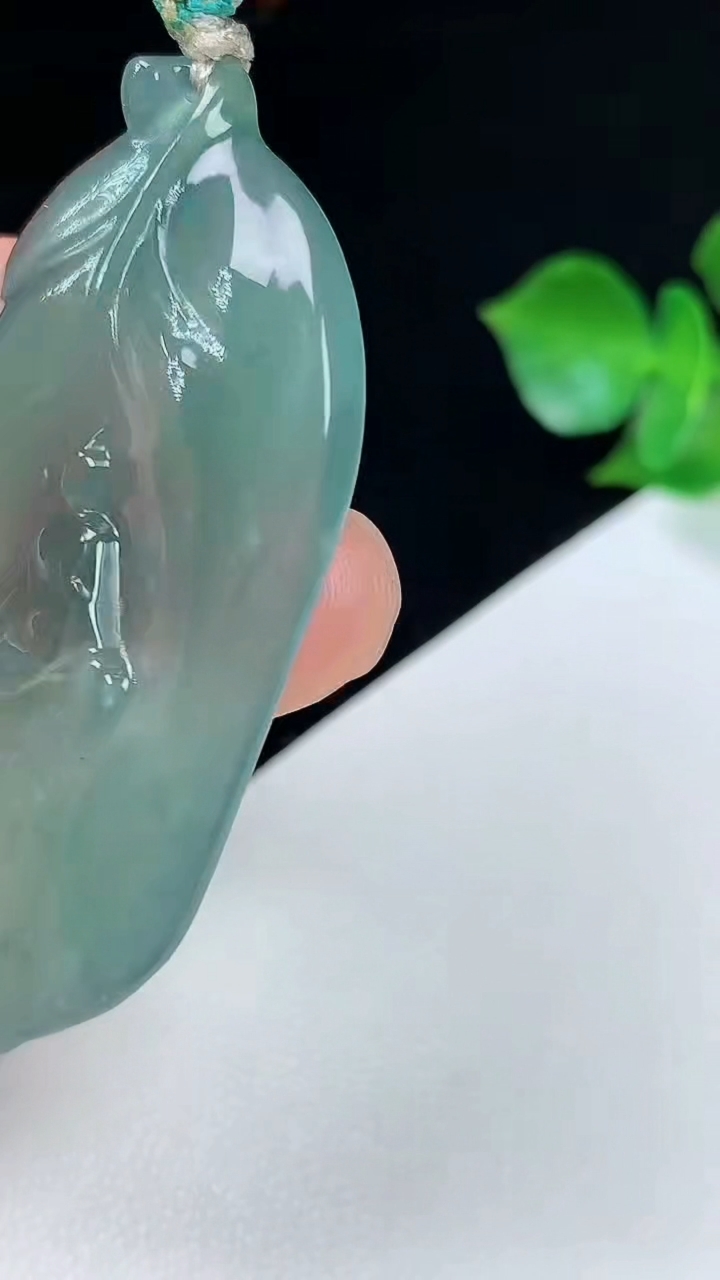 天然A货翡翠蓝水无相观音吊坠，尺寸49-26-4.3，重量:12.72g
8月2日
