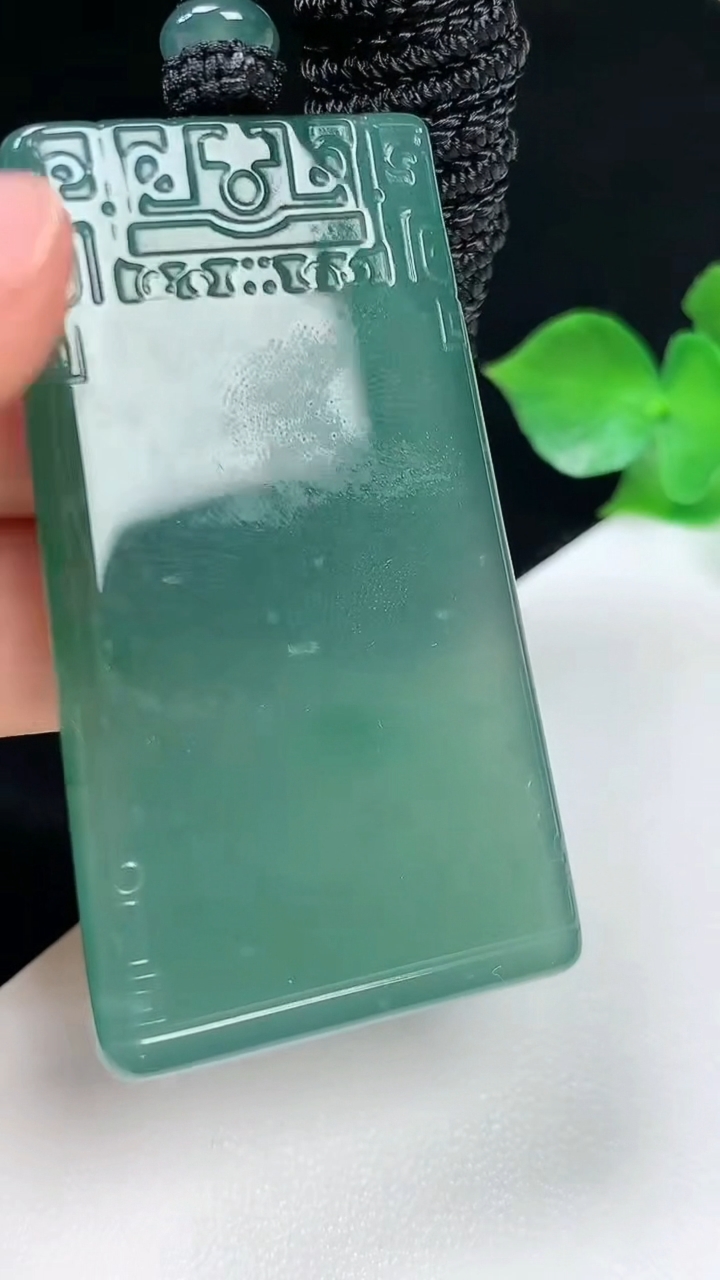 天然A货翡翠蓝水仿古无事牌吊坠，尺寸49.5-28-5，重量:24.76g
8月2日
