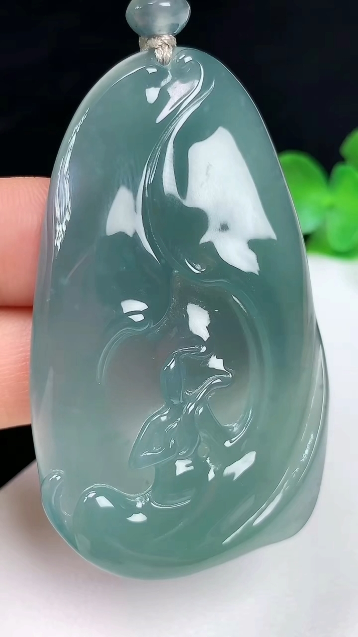 天然A货翡翠蓝水无相观音吊坠，尺寸53.2-31.4-5.3，重量:20.00g
8月2日