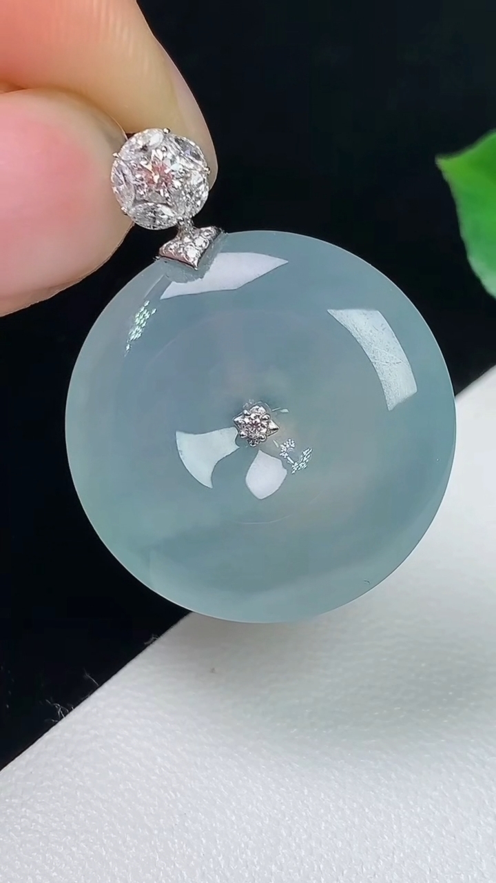 天然A货翡翠白冰平安扣吊坠，尺寸22.9-4.7，重量:5.11g
8月2日