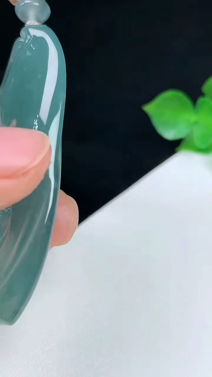 天然A货翡翠蓝水无相观音吊坠，尺寸53.2-31.4-5.3，重量:20.00g
8月2日