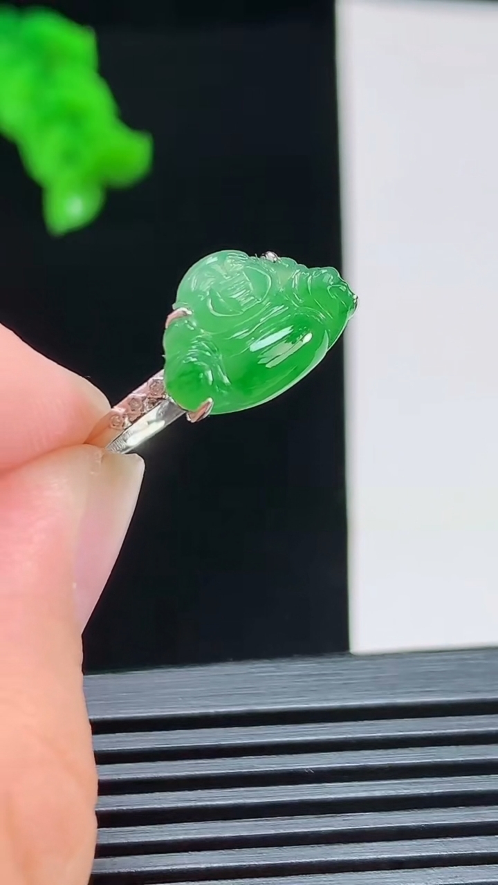 天然A货翡翠佛公戒指，尺寸16.8-9.5-14-4.5 重量:1.88g2026年8月2日
工厂直销收藏佳品,种好水足，色泽均匀，有种有色，上手高大气！