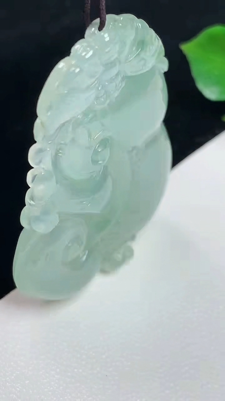 天然A货翡翠如意吊坠，尺寸41.8-30.6-8，重量:16.11g
8月2日