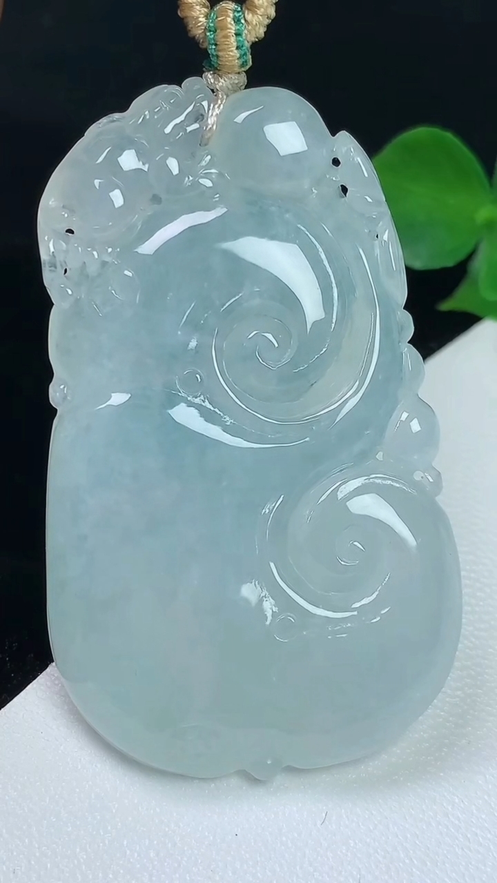 天然A货翡翠白冰如意吊坠，尺寸51.8-31-5.9，重量:22.97g
8月2日