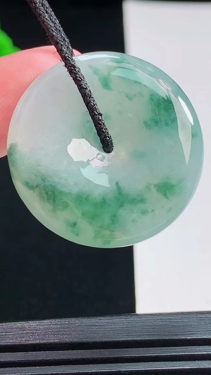 天然A货翡翠飘花平安扣吊坠，尺寸29.6-5.5 重:10.11g  h64
8月2日
