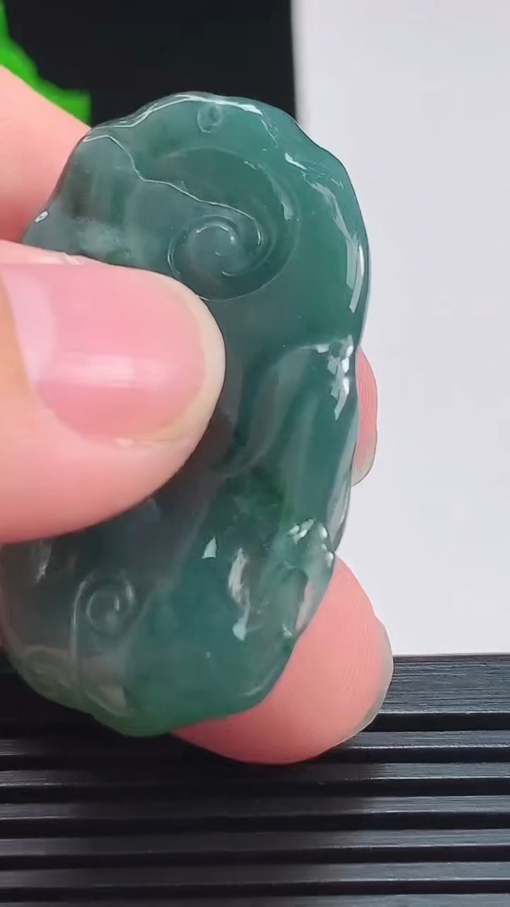 天然A货翡翠龙牌吊坠，尺寸41.8-23.5-11.5 重:20.12g  h770
8月2日