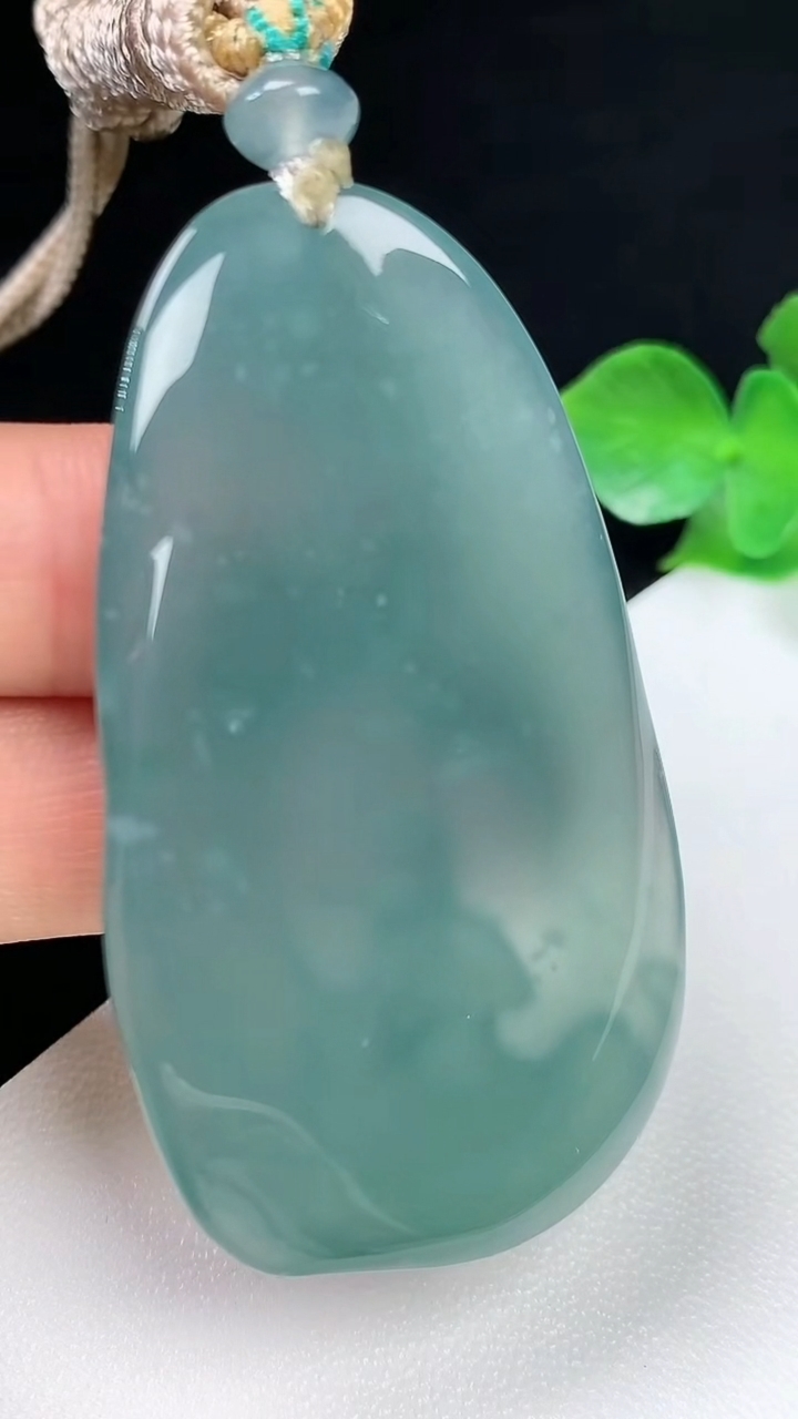 天然A货翡翠蓝水无相观音吊坠，尺寸53.2-31.4-5.3，重量:20.00g
8月2日
