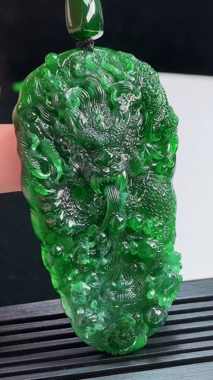 天然A货翡翠龙牌吊坠，尺寸65.5-36-14.5 重量:35.65g
8月2日