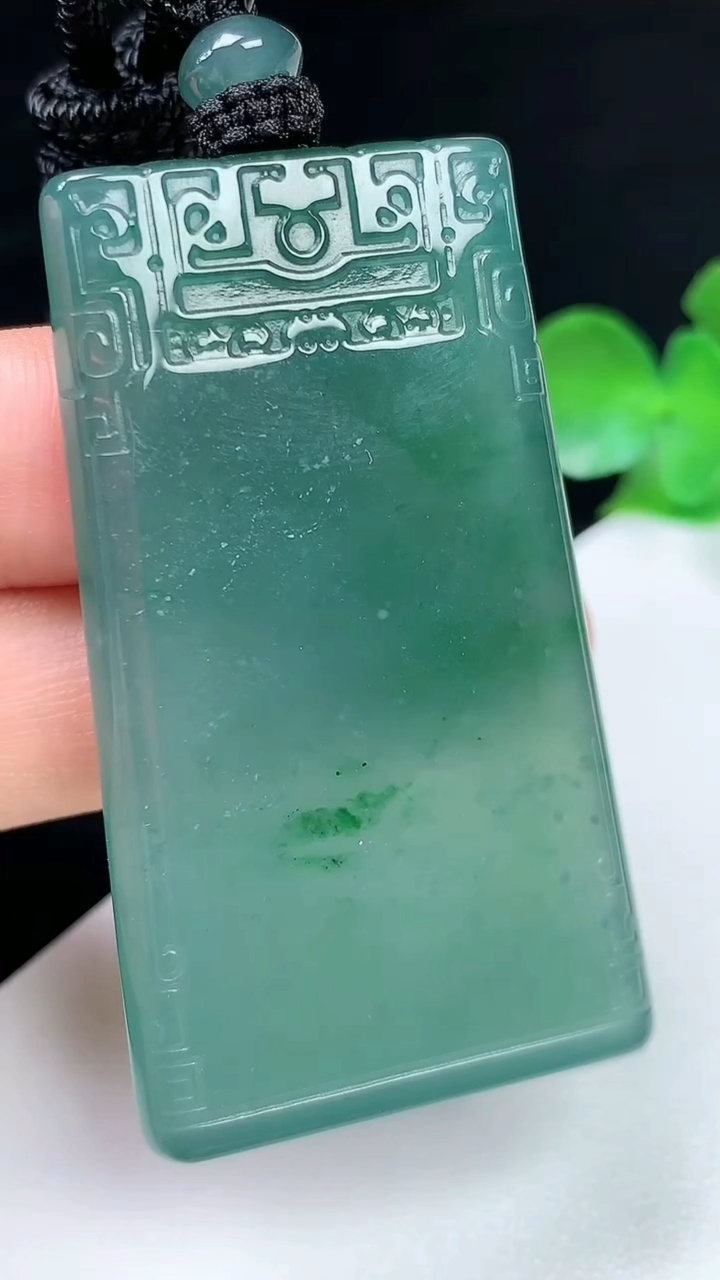 天然A货翡翠蓝水仿古无事牌吊坠，尺寸49.5-28-5，重量:24.76g
8月2日