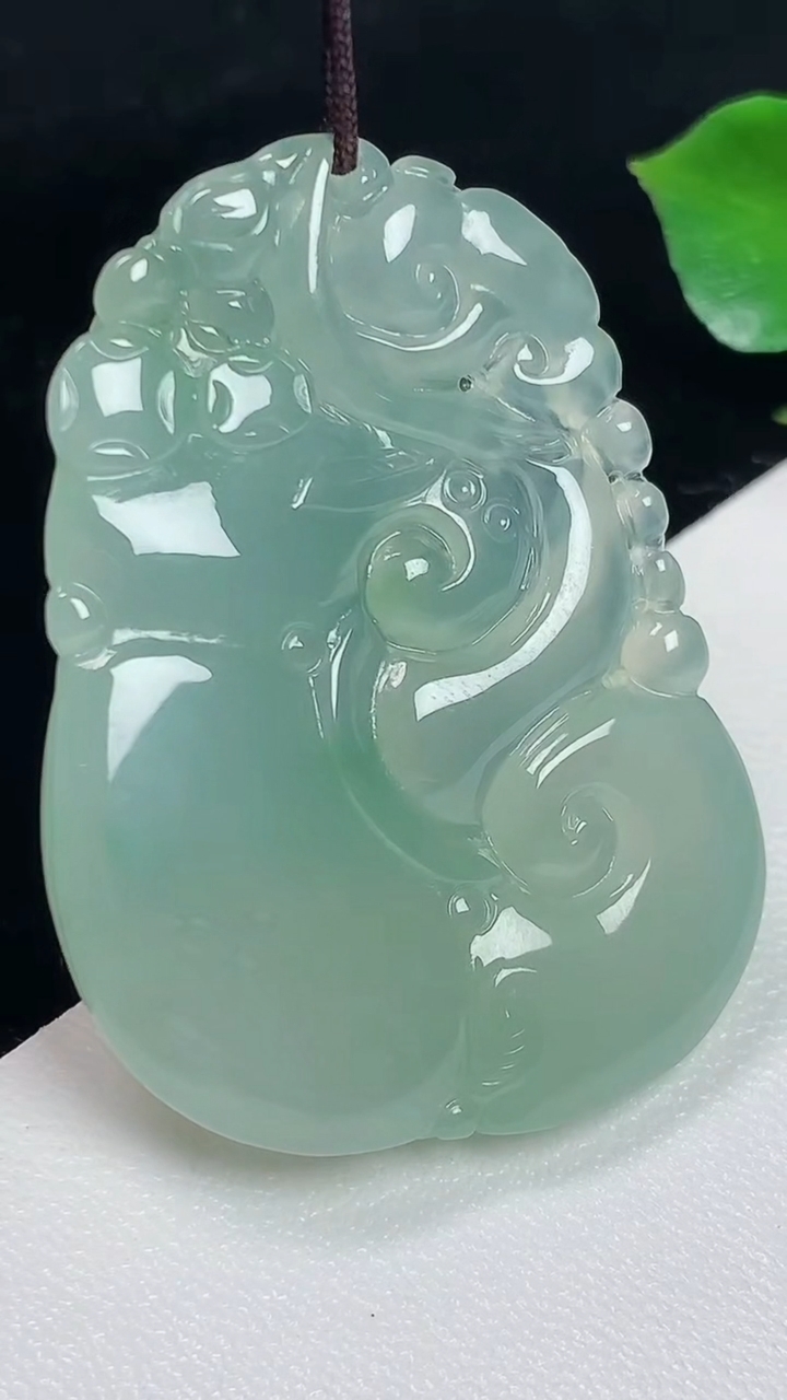 天然A货翡翠如意吊坠，尺寸41.8-30.6-8，重量:16.11g
8月2日