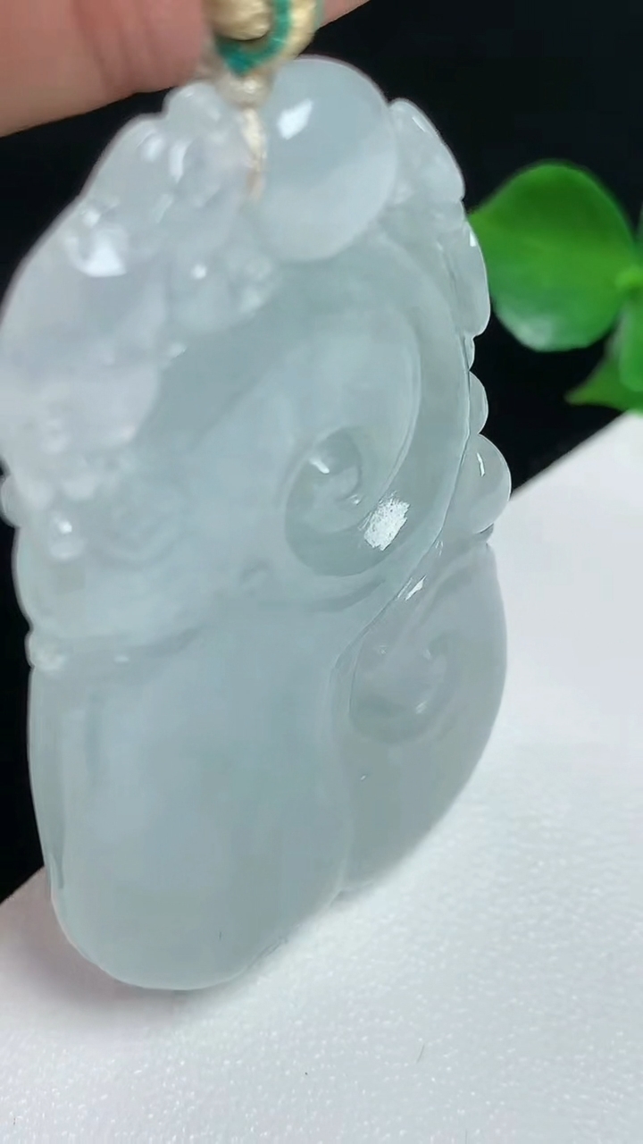天然A货翡翠白冰如意吊坠，尺寸51.8-31-5.9，重量:22.97g
8月2日