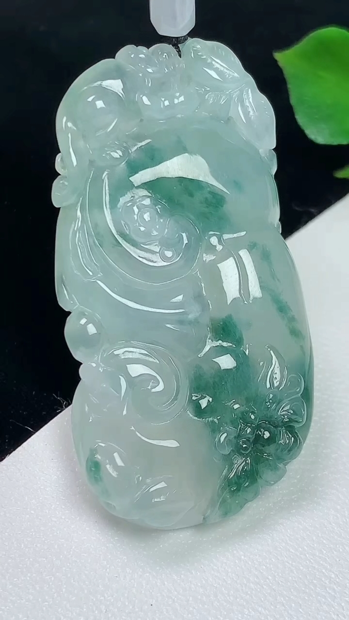 天然A货翡翠飘花如意吊坠，尺寸45.8-24.2-6，重量:13.85g
8月2日