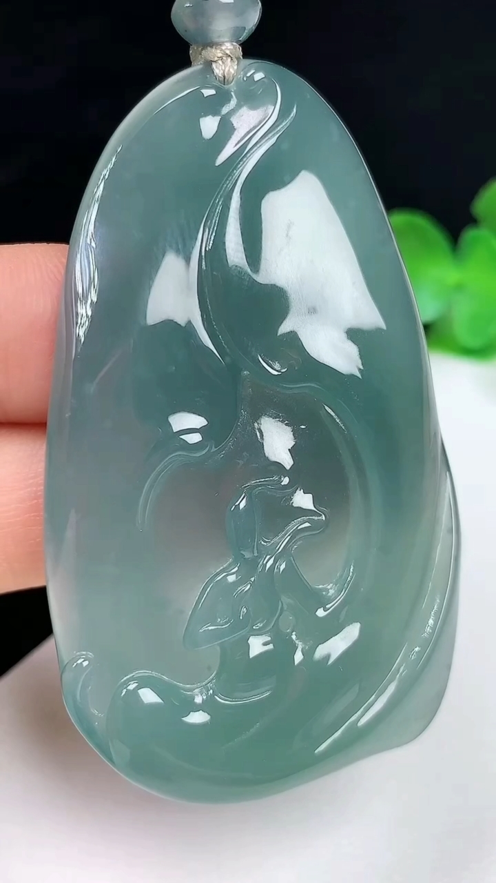 天然A货翡翠蓝水无相观音吊坠，尺寸53.2-31.4-5.3，重量:20.00g
8月2日