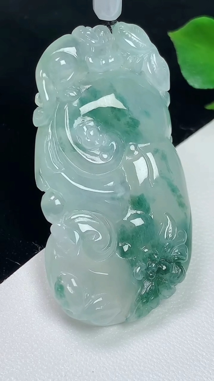 天然A货翡翠飘花如意吊坠，尺寸45.8-24.2-6，重量:13.85g
8月2日
