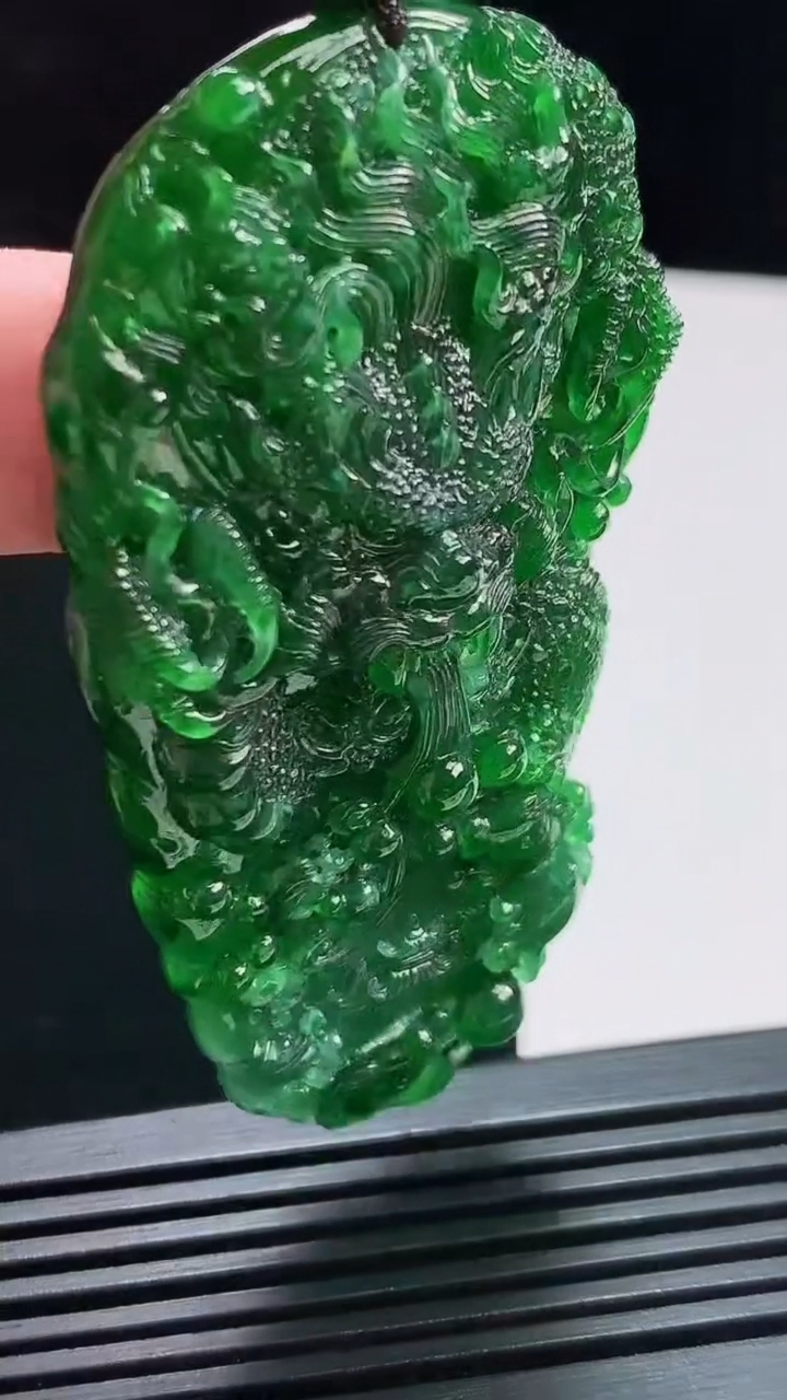 天然A货翡翠龙牌吊坠，尺寸65.5-36-14.5 重量:35.65g
8月2日