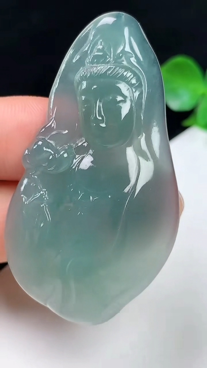 天然A货翡翠蓝水观音头吊坠，尺寸49.7-27.2-4.7，重量:10.57g
8月2日
