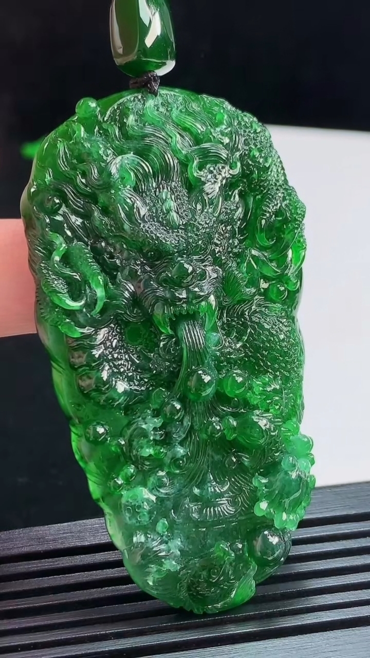 天然A货翡翠龙牌吊坠，尺寸65.5-36-14.5 重量:35.65g
8月2日