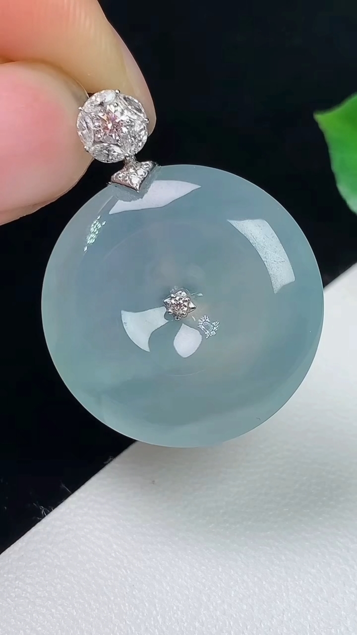 天然A货翡翠白冰平安扣吊坠，尺寸22.9-4.7，重量:5.11g
8月2日