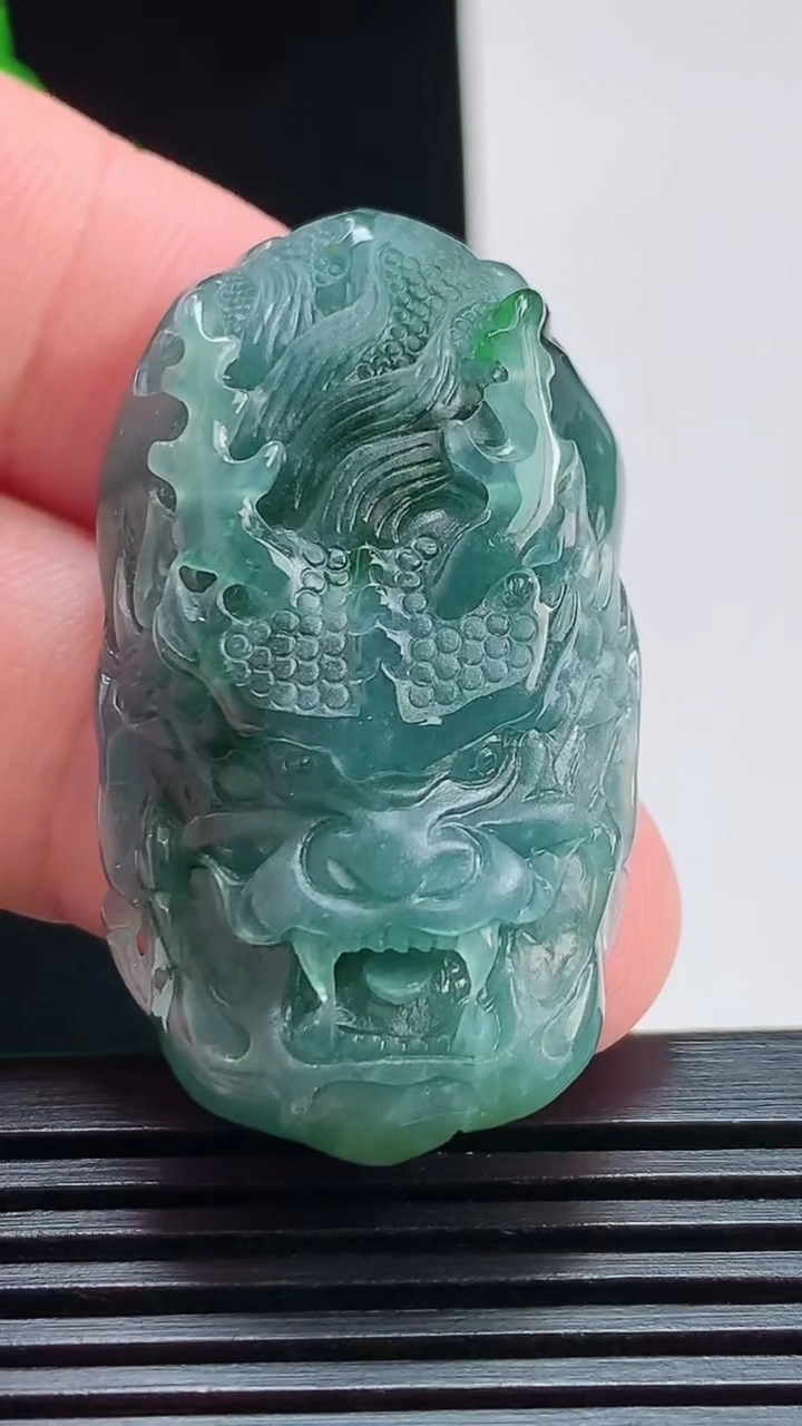 天然A货翡翠龙牌吊坠，尺寸41.8-23.5-11.5 重:20.12g  h770
8月2日