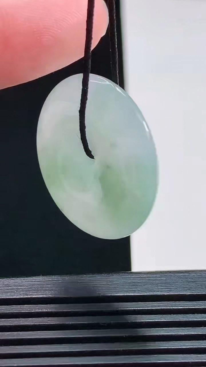 天然A货翡翠飘花平安扣吊坠，尺寸26-5.8 重:7.81g
8月2日  h637