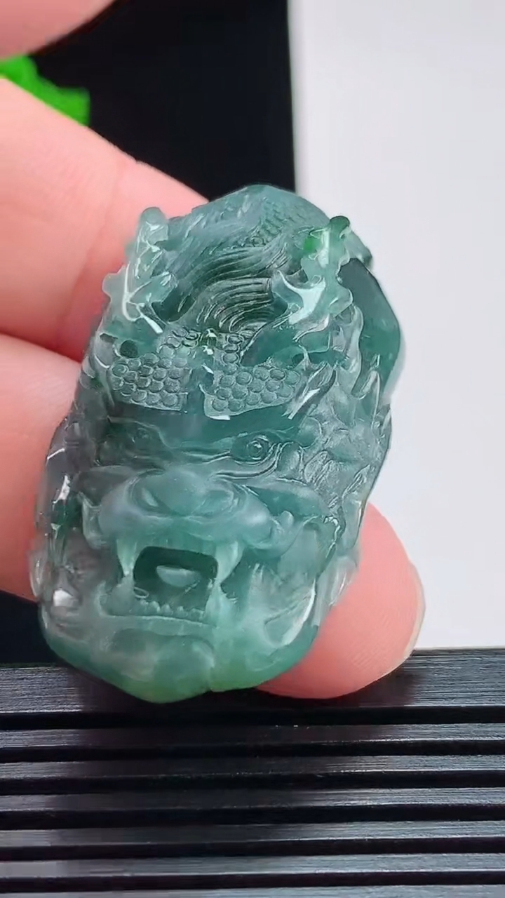 天然A货翡翠龙牌吊坠，尺寸41.8-23.5-11.5 重:20.12g  h770
8月2日