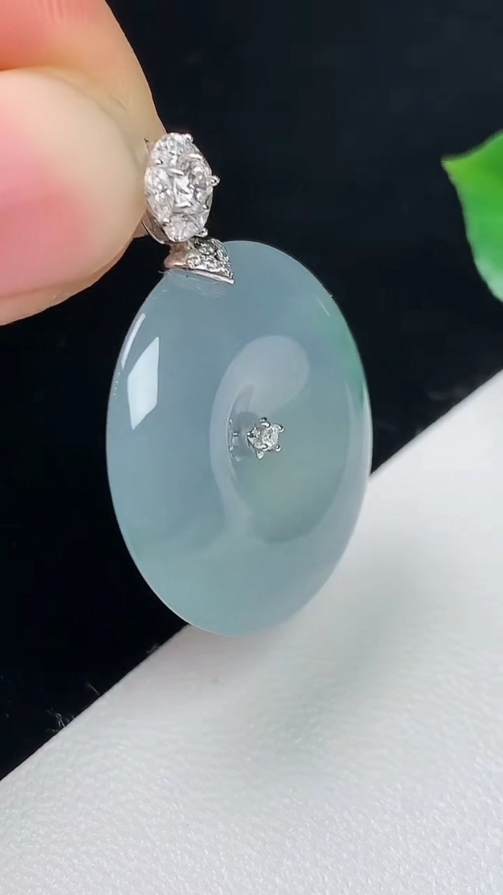 天然A货翡翠白冰平安扣吊坠，尺寸22.9-4.7，重量:5.11g
8月2日