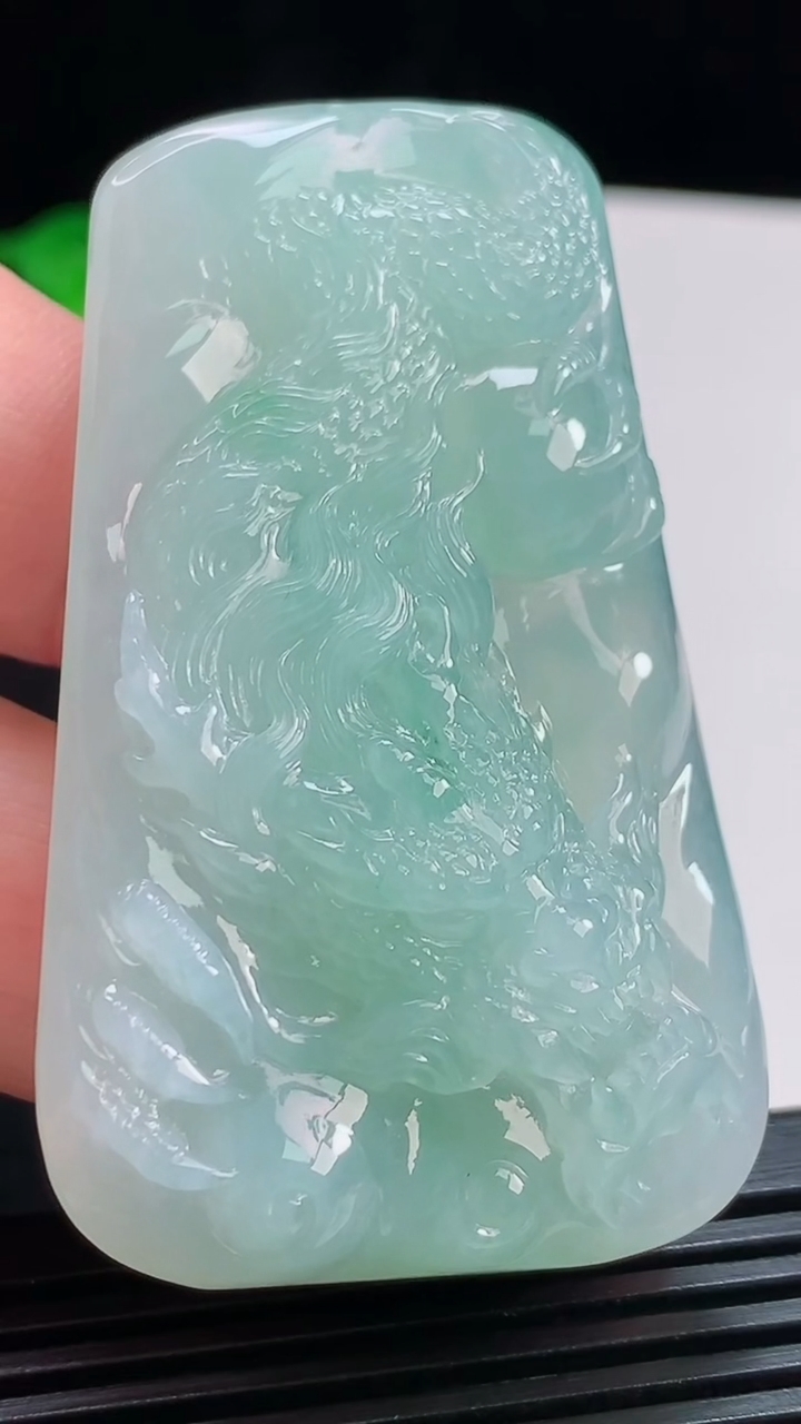 天然A货翡翠龙牌吊坠，尺寸59.3-36-11.6 重量:38.78g
8月2日