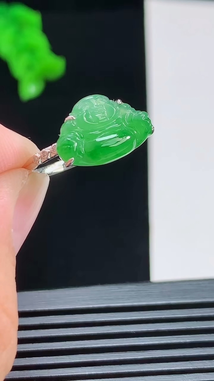 天然A货翡翠佛公戒指，尺寸16.8-9.5-14-4.5 重量:1.88g2026年8月2日
工厂直