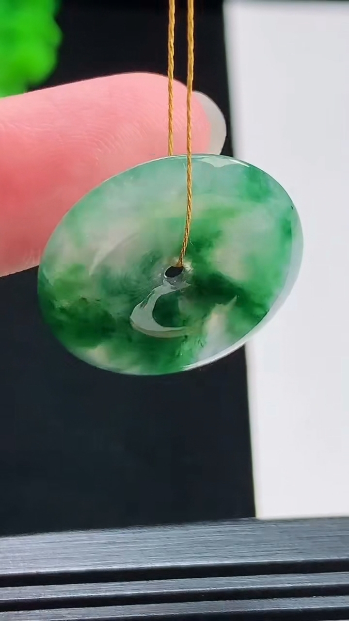 天然A货翡翠平安扣吊坠，尺寸24-3.6 重量:4.41g
8月3日
