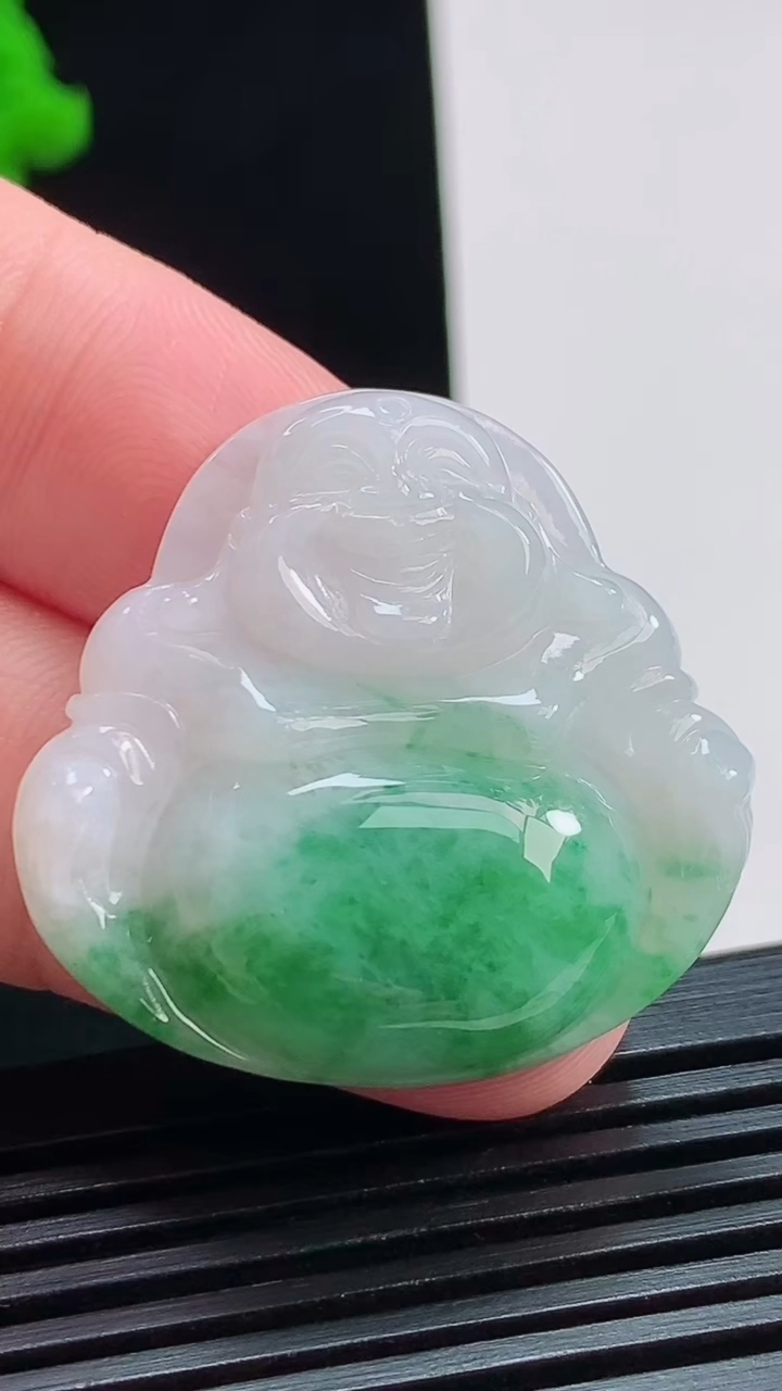 天然A货翡翠飘花佛公吊坠，尺寸31.6-33.5-6.2，重量:10.10g
8月3日